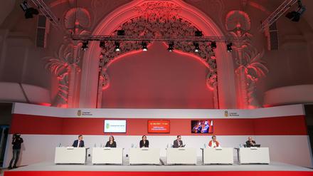 Viel Raum, viel Abstand, wenig Menschen: Die Eröffnungskonferenz des Lesefestes "Leipzig liest extra". Ganz links Oliver Zille, Direktor der Leipziger Buchmesse.