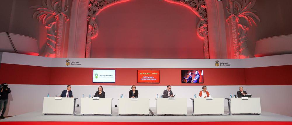 Viel Raum, viel Abstand, wenig Menschen: Die Eröffnungskonferenz des Lesefestes "Leipzig liest extra". Ganz links Oliver Zille, Direktor der Leipziger Buchmesse.