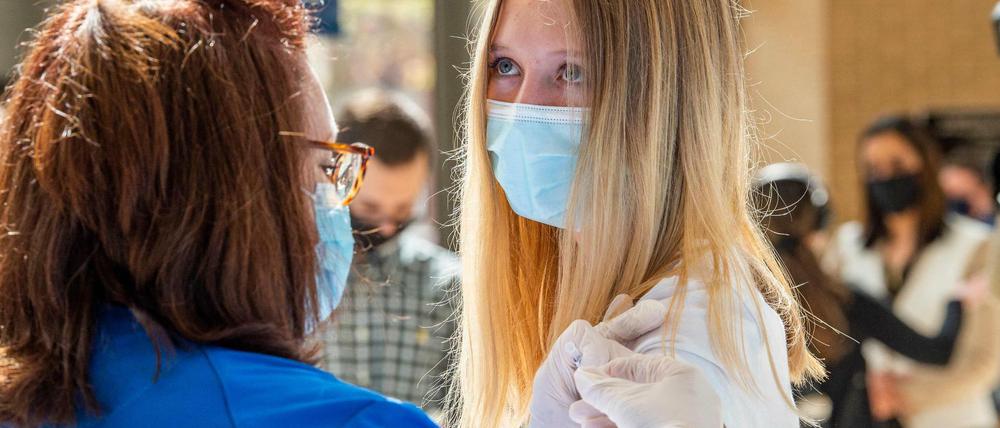 Unklar ist, in welchen Abständen bei Jugendlichen die Erst- und Zweitimpfungen erfolgen sollen. In den USA sind es drei Wochen.