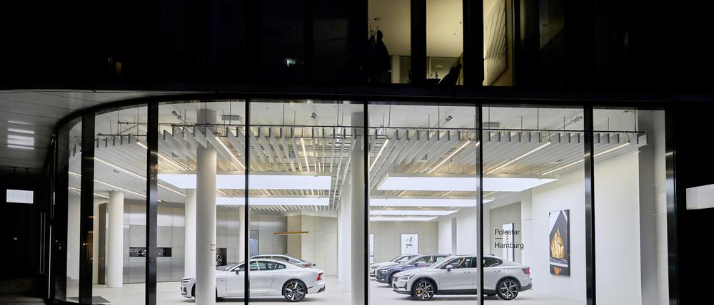 Ist das Kunst? Keine Galerie, sondern ein Polestar-"Space" in Hamburg. Auch in Berlin geht die Volvo-Tochter jetzt an den Start. Foto: promo