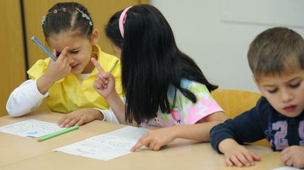 Erstklässler:innen machen in einer Sommerschule Schreib- und Rechenübungen.