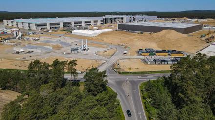 Auf der Baustelle der Gigafabrik in Grünheide darf mit „Funktionsprüfungen“ der Maschinen in der Lackiererei, Gießerei und des Presswerkes für die Karosserien begonnen werden. Es ist die inzwischen 16. Vorabgenehmigung für Tesla. Das Hauptverfahren läuft noch.