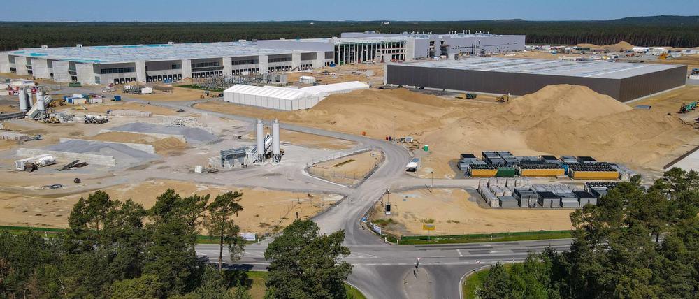 Auf der Baustelle der Gigafabrik in Grünheide darf mit „Funktionsprüfungen“ der Maschinen in der Lackiererei, Gießerei und des Presswerkes für die Karosserien begonnen werden. Es ist die inzwischen 16. Vorabgenehmigung für Tesla. Das Hauptverfahren läuft noch.