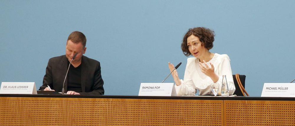 Kultursenator Klaus Lederer (Linke) und Wirtschaftssenatorin Ramona Pop (Bündnis90/Grüne) sind verärgert über die Ermittlungen der Staatsanwaltschaft zum möglichen Betrug mit Corona-Hilfen.