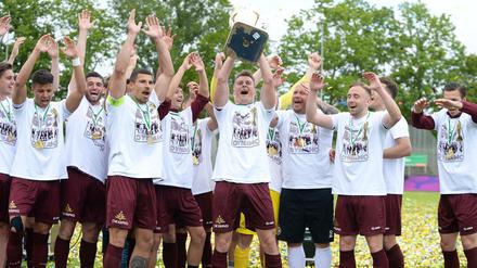 So sehen Sieger aus: Am Finaltag der Amateure setzt sich der Regionalligist knapp mit 2:1 (0:0) durch.