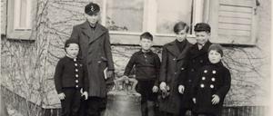 Das Bild zeigt die abgenommene Glocke und einige Kinder vor der Philipp-Melanchthon-Kapelle und stammt etwa aus dem Jahr 1942.
