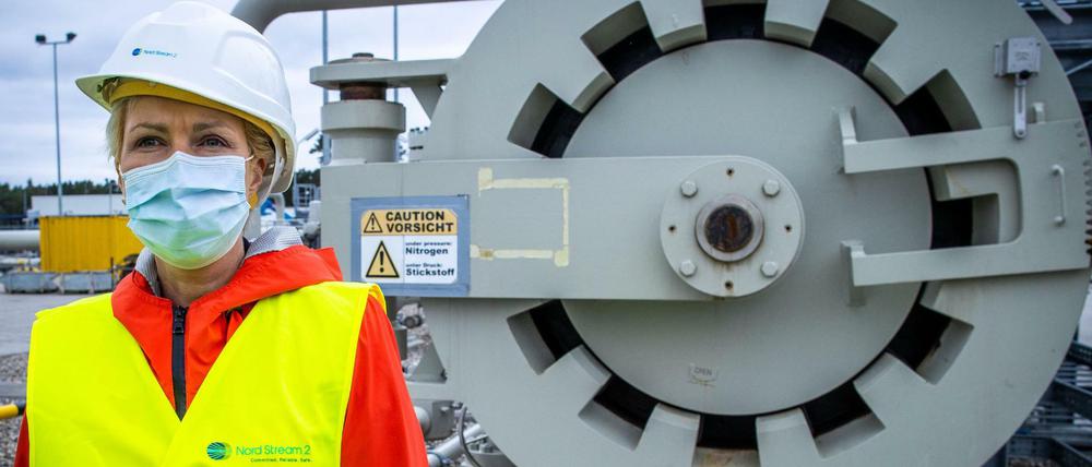 Mecklenburg-Vorpommerns Regierungschefin Manuela Schwesig vor der Anlandestation der Pipeline Nord Stream 2 in Lubmin. 