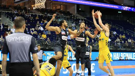 Beherzt zugegriffen. Der junge Malte Delow (rechts) bekommt momentan sehr viel Einsatzzeit und zahlt das Vertrauen mit Einsatz zurück. Hier sichert er gegen Ulms Isaiah Wilkins (links) und Demetrius Conger einen Rebound. 