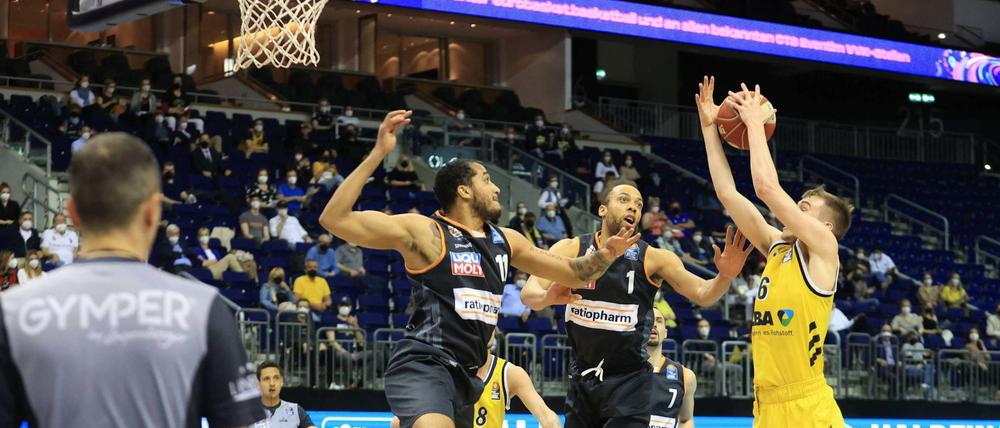 Beherzt zugegriffen. Der junge Malte Delow (rechts) bekommt momentan sehr viel Einsatzzeit und zahlt das Vertrauen mit Einsatz zurück. Hier sichert er gegen Ulms Isaiah Wilkins (links) und Demetrius Conger einen Rebound.