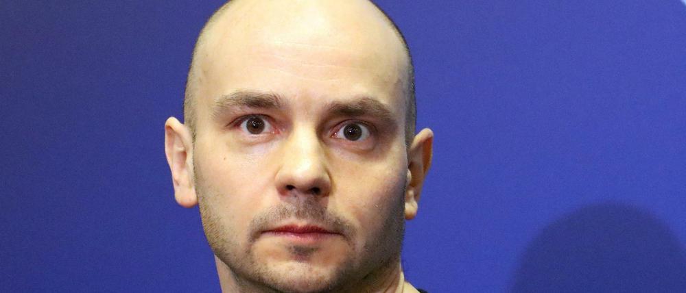 Andrej Piwowarow, russischer Oppositioneller, ist laut eigener Aussage an Bord eines Flugzeugs festgenommen worden. 