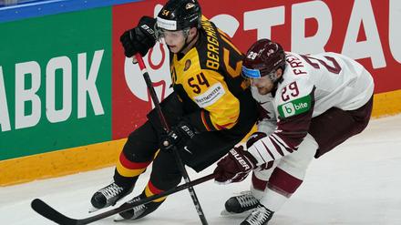 Deutschlands Lean Bergmann (l) und Lettlands Ralfs Freibergs (r) kämpfen um den Puck. 