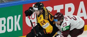 Deutschlands Lean Bergmann (l) und Lettlands Ralfs Freibergs (r) kämpfen um den Puck. 