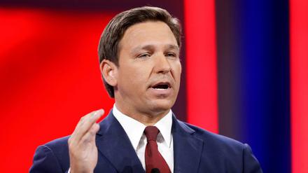 Der republikanische Gouverneur Ron DeSantis unterzeichnete am Dienstag in einer christlichen Schule in Jacksonville ein entsprechendes Gesetz.