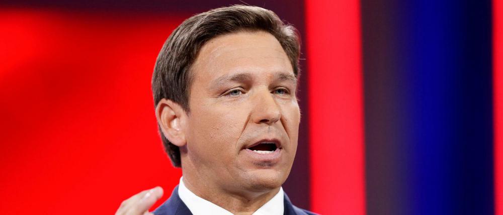 Der republikanische Gouverneur Ron DeSantis unterzeichnete am Dienstag in einer christlichen Schule in Jacksonville ein entsprechendes Gesetz.