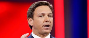 Der republikanische Gouverneur Ron DeSantis unterzeichnete am Dienstag in einer christlichen Schule in Jacksonville ein entsprechendes Gesetz.