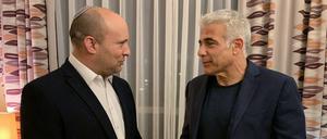 Der Vorsitzende der israelischen Partei Jesch Atid, Jair Lapid (r.), und der Vorsitzende der Jamina-Partei, Naftali Bennet