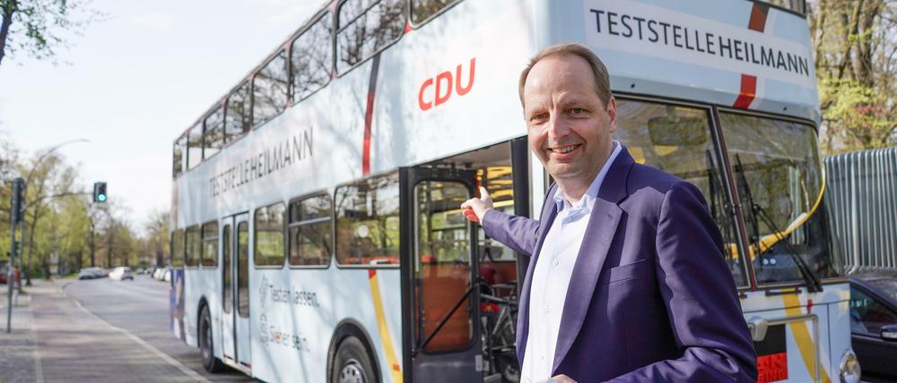 Thomas Heilmann (CDU), Bundestagsabgeordneter, steht vor dem Bus, in dem sich eine Corona-Teststelle befindet.