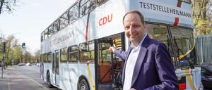 Thomas Heilmann (CDU), Bundestagsabgeordneter, steht vor dem Bus, in dem sich eine Corona-Teststelle befindet.