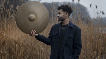 Der Drummer Lukas Akintaya veröffentlicht sein Album "Hues".