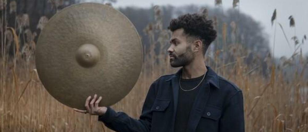Der Drummer Lukas Akintaya veröffentlicht sein Album "Hues".