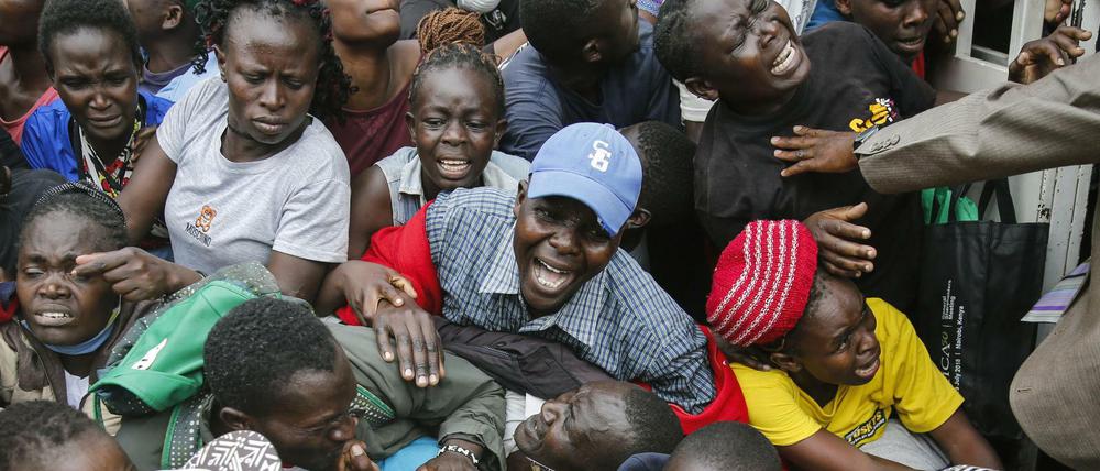 Kampf um die Verteilung von Nahrungsmitteln. Bewohner der kenianischen Hauptstadt Nairobi in der Coronakrise (April 2020). 