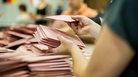 Eine Wahlhelferin sortiert Briefwahlstimmen in der Mensa einer Schule in Berlin.