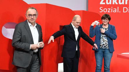 Die SPD-Spitze im Februar 2021: Norbert Walter-Borjans (L), Saskia Esken (R) und SPD-Kanzlerkandidat Olaf Scholz.