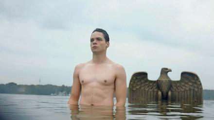 Auftauchen aus den Gewässern des Unbewussten. In „Malka Germania“, Yael Bartanas Auftragsarbeit für das Jüdische Museum, kommen alle möglichen Schimären der Deutschen und Israelis an die Oberfläche, hier des Wannsees.