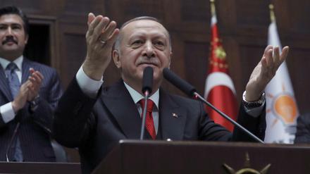 Recep Tayyip Erdogan, Präsident der Türkei, spricht vor Mitgliedern seiner Regierungspartei im Parlament.
