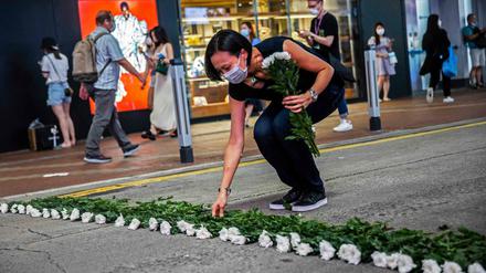 Ein Künstlerin gedenkt bereits am Vorabend des 4. Juni in Causeway Bay mit einem Kunstprojekt der Opfer des Tiananmen-Massakers.