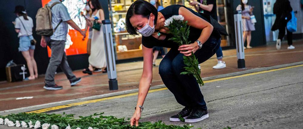 Ein Künstlerin gedenkt bereits am Vorabend des 4. Juni in Causeway Bay mit einem Kunstprojekt der Opfer des Tiananmen-Massakers.