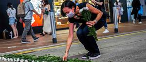 Ein Künstlerin gedenkt bereits am Vorabend des 4. Juni in Causeway Bay mit einem Kunstprojekt der Opfer des Tiananmen-Massakers.