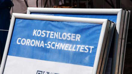 Schilder, die auf den Weg zum Corona-Schnelltest hinweisen. Ein Hacking-Kollektiv stellte nun zahlreiche Sicherheitslücken fest, durch die Unbefugte Zugriff auf Personendaten gewinnen konnten. (Symbolbild)