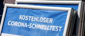 Schilder, die auf den Weg zum Corona-Schnelltest hinweisen. Ein Hacking-Kollektiv stellte nun zahlreiche Sicherheitslücken fest, durch die Unbefugte Zugriff auf Personendaten gewinnen konnten. (Symbolbild)
