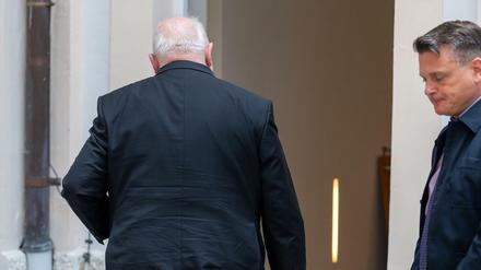 Kardinal Reinhard Marx verlässt nach seinem Pressestatement die Mikrofone und Kameras.