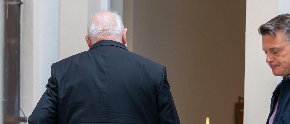 Kardinal Reinhard Marx verlässt nach seinem Pressestatement die Mikrofone und Kameras.