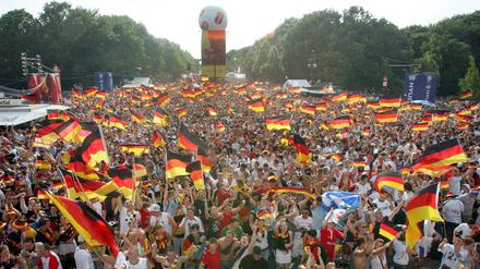 Schön wär's mal wieder: Public viewing in Berlin.