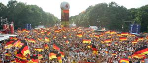 Schön wär's mal wieder: Public viewing in Berlin.