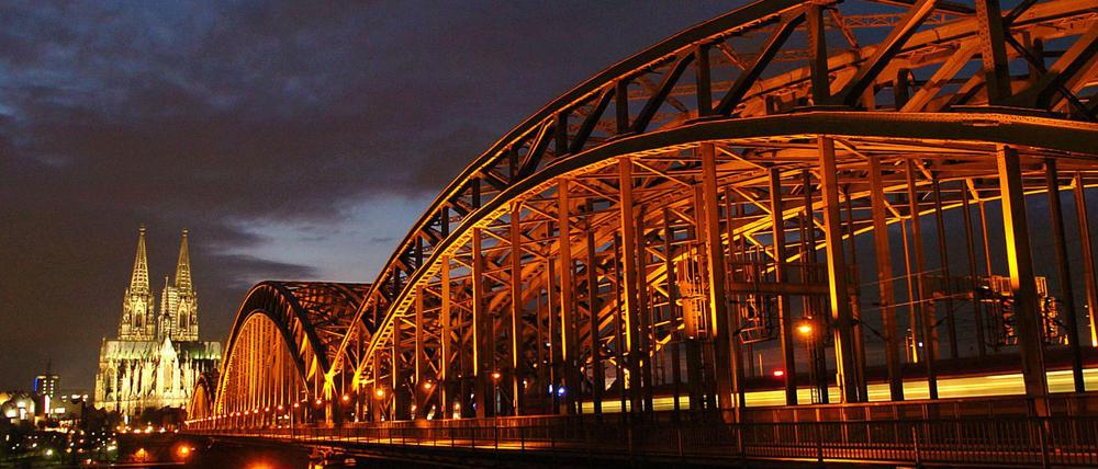 Eine Hohenzollernbrücke in Köln ist eine der bekanntesten Eisenbahnbrücken Deutschlands. Auch sie muss immer wieder mal saniert werden.