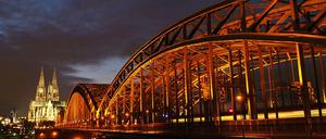 Eine Hohenzollernbrücke in Köln ist eine der bekanntesten Eisenbahnbrücken Deutschlands. Auch sie muss immer wieder mal saniert werden. 