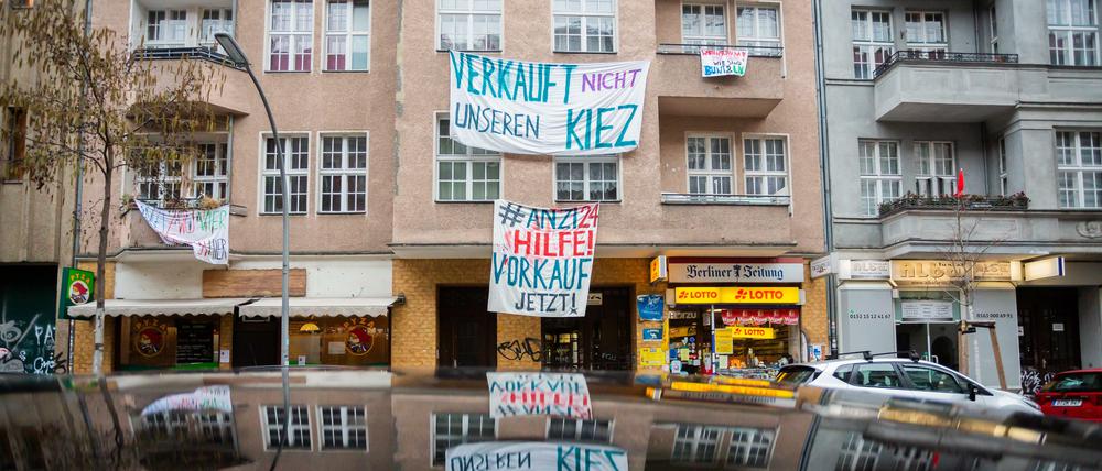 Transparente gegen den Verkauf und für die Ausübung des Vorkaufsrechts hängen an einer Neuköllner Häuserfassade.