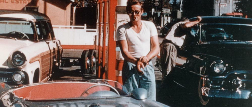 Auf dem Weg zum Rennen. James Dean vor seinem Porsche 550 Spyder, in dem er am 30. September 1955 verunglückte.