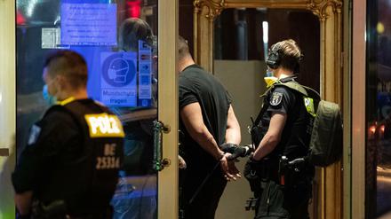 Die Polizei durchsuchte am Montagabend 160 Zimmer in dem Hotel am Adenauerplatz.