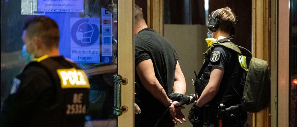Die Polizei durchsuchte am Montagabend 160 Zimmer in dem Hotel am Adenauerplatz.