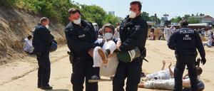Polizisten tragen Demonstranten von der A100-Baustelle in Treptow.