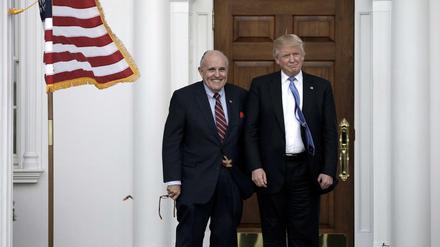 Der Präsident und sein Anwalt. Giuliani soll Trump in der Ukraine-Affäre geholfen haben.