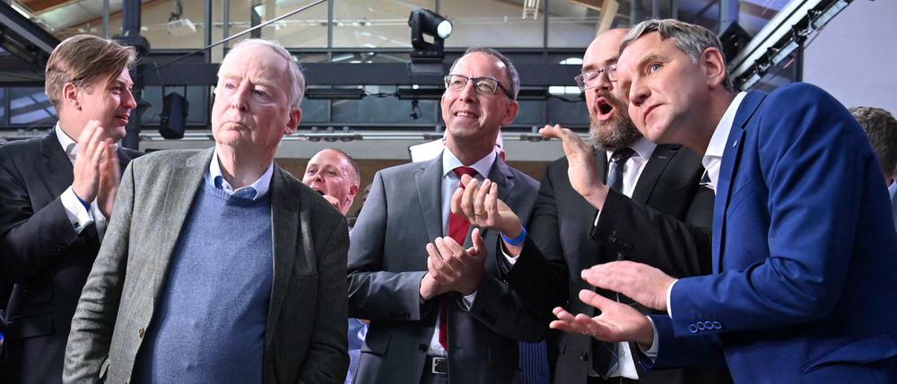 Euphorie sieht anders aus: Die AfD bei der Verkündigung der ersten Prognosen.