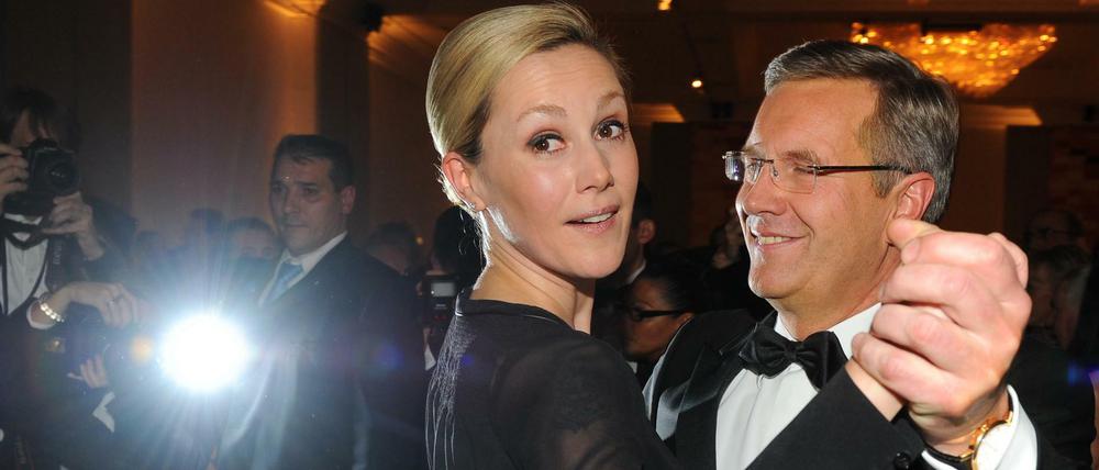 Zehn Jahre ist es her: Der damalige Bundespräsident Wulff und seine Frau Bettina tanzen beim Bundespresseball im Hotel Intercontinental in Berlin.