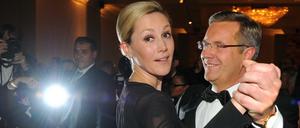 Zehn Jahre ist es her: Der damalige Bundespräsident Wulff und seine Frau Bettina tanzen beim Bundespresseball im Hotel Intercontinental in Berlin.
