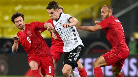 Stark in engen Räumen. Florian Neuhaus (Mitte) bringt viele Qualitäten mit.